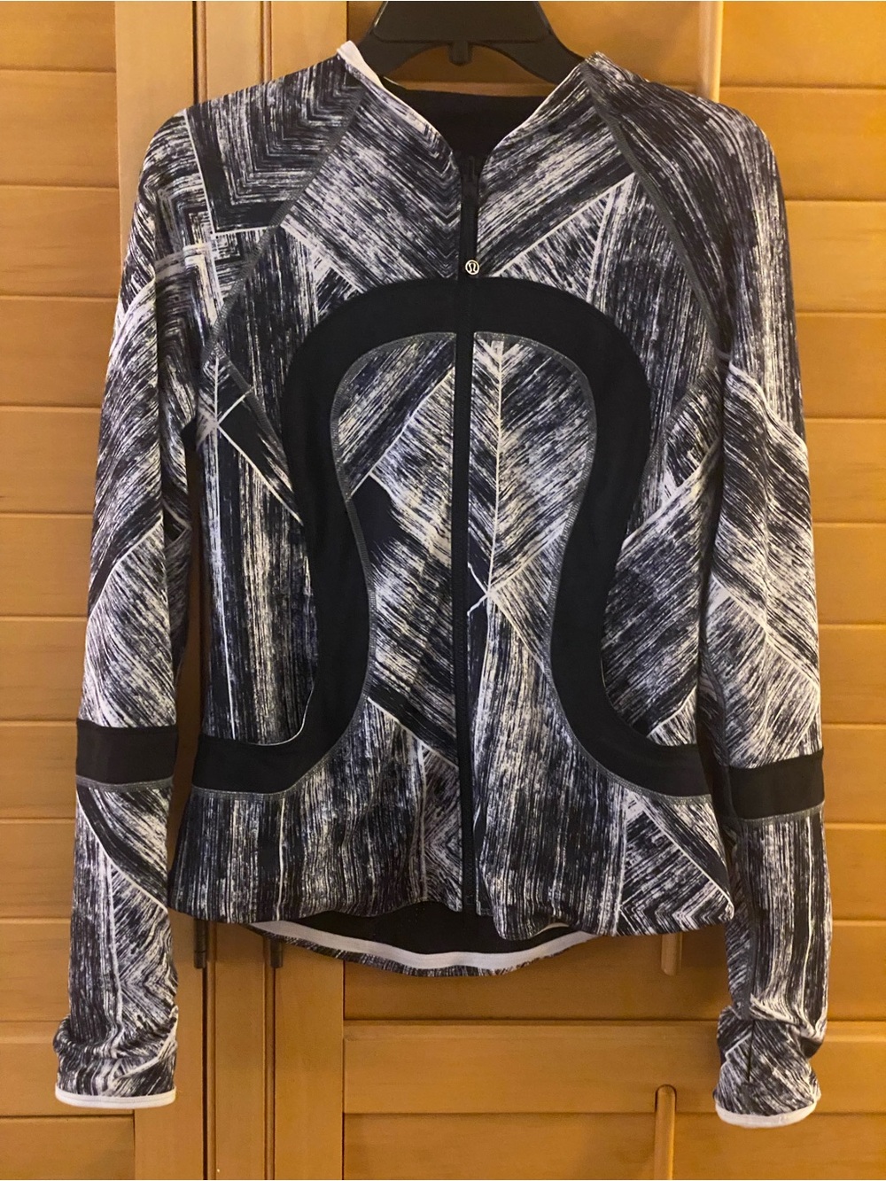Lululemon “Find Your Bliss” Reversible Jacket in color Black Heat Wave Sz 4